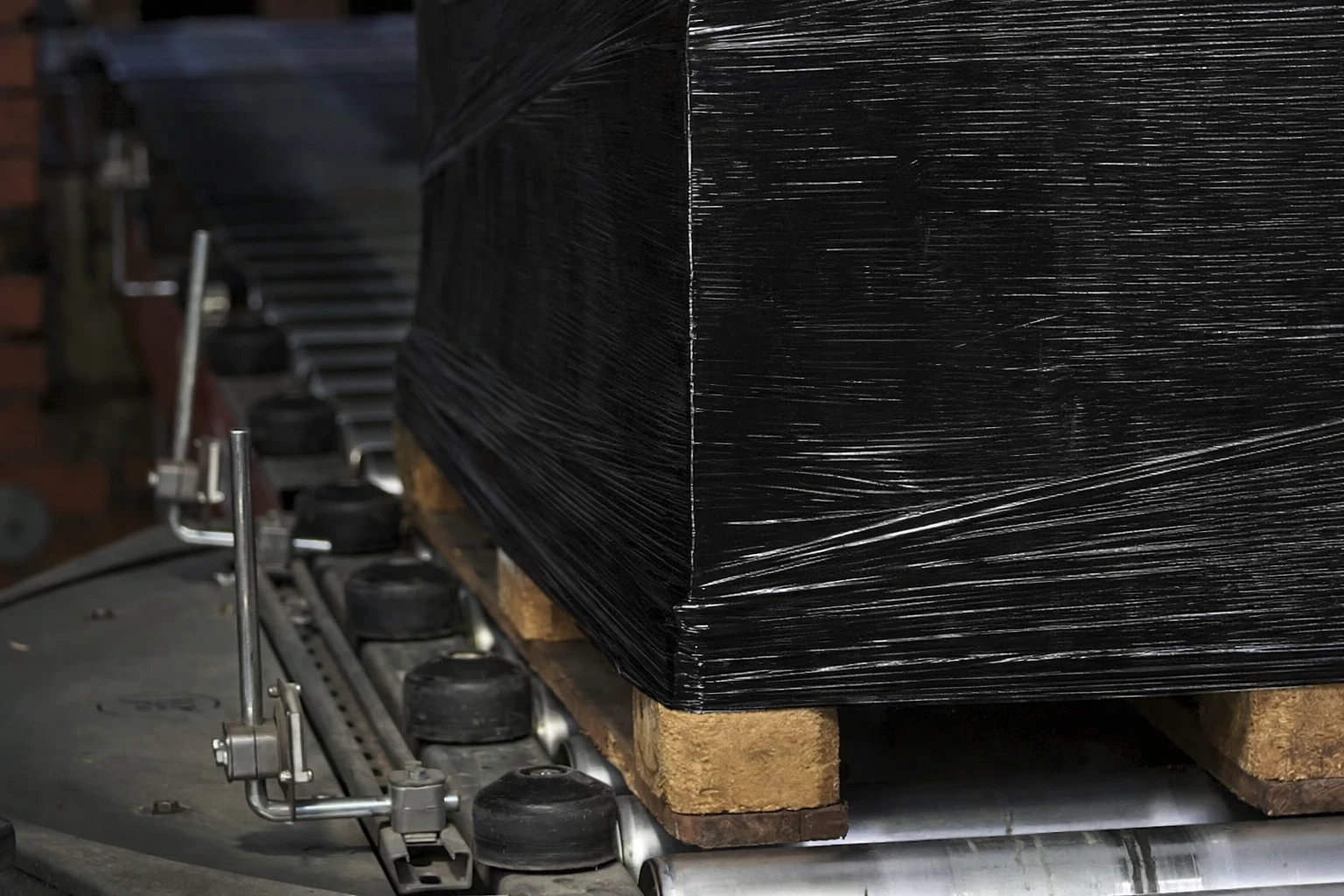 Folia stretch czarna hurt – zabezpieczenie palet w magazynie